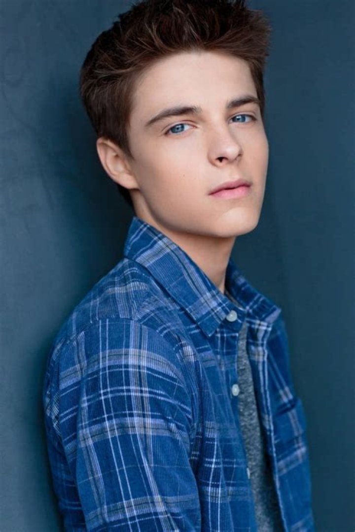 
Corey Fogelmanis’ Wiki: Age, Rumors Dating Sabrina Carpenter 