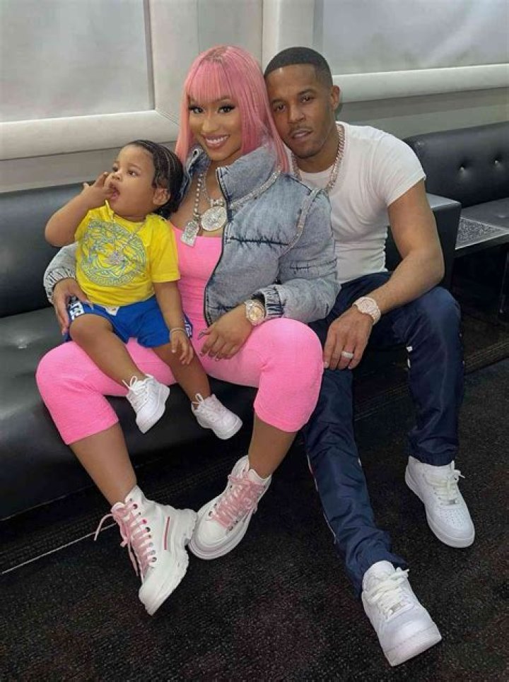 
Fans Believe Nicki Minaj Is Pregnant After Photos Surface On Instagram, Here Are The Pictures 