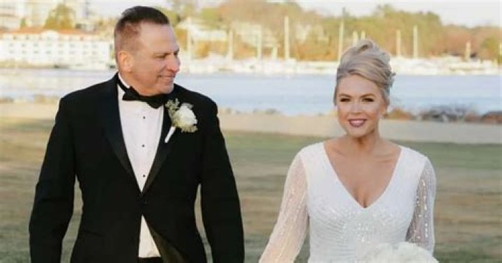 
Is Laurie Elliott Married? Her Bio, Age, Husband and Net worth 
