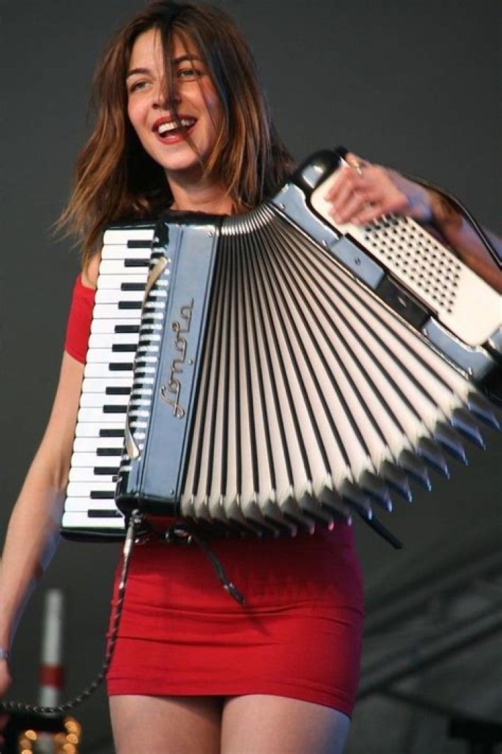 Natalia Tena And Her Violinist Boyfriend Sam Apley Both Perform For Molotov Jukebox